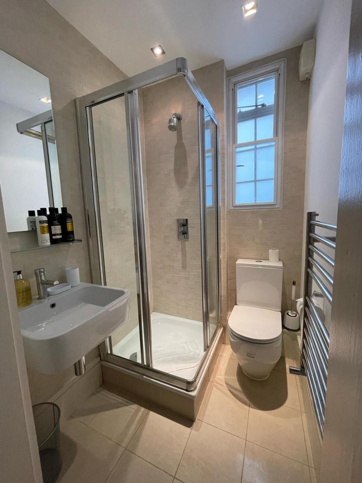 Luxury Three Bedroom In Kensington Apartment