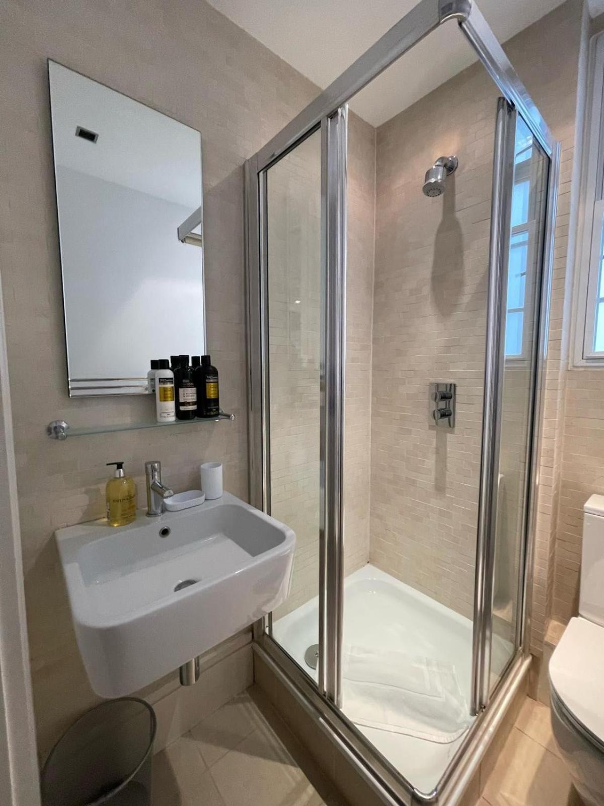 Luxury Three Bedroom In Kensington * London