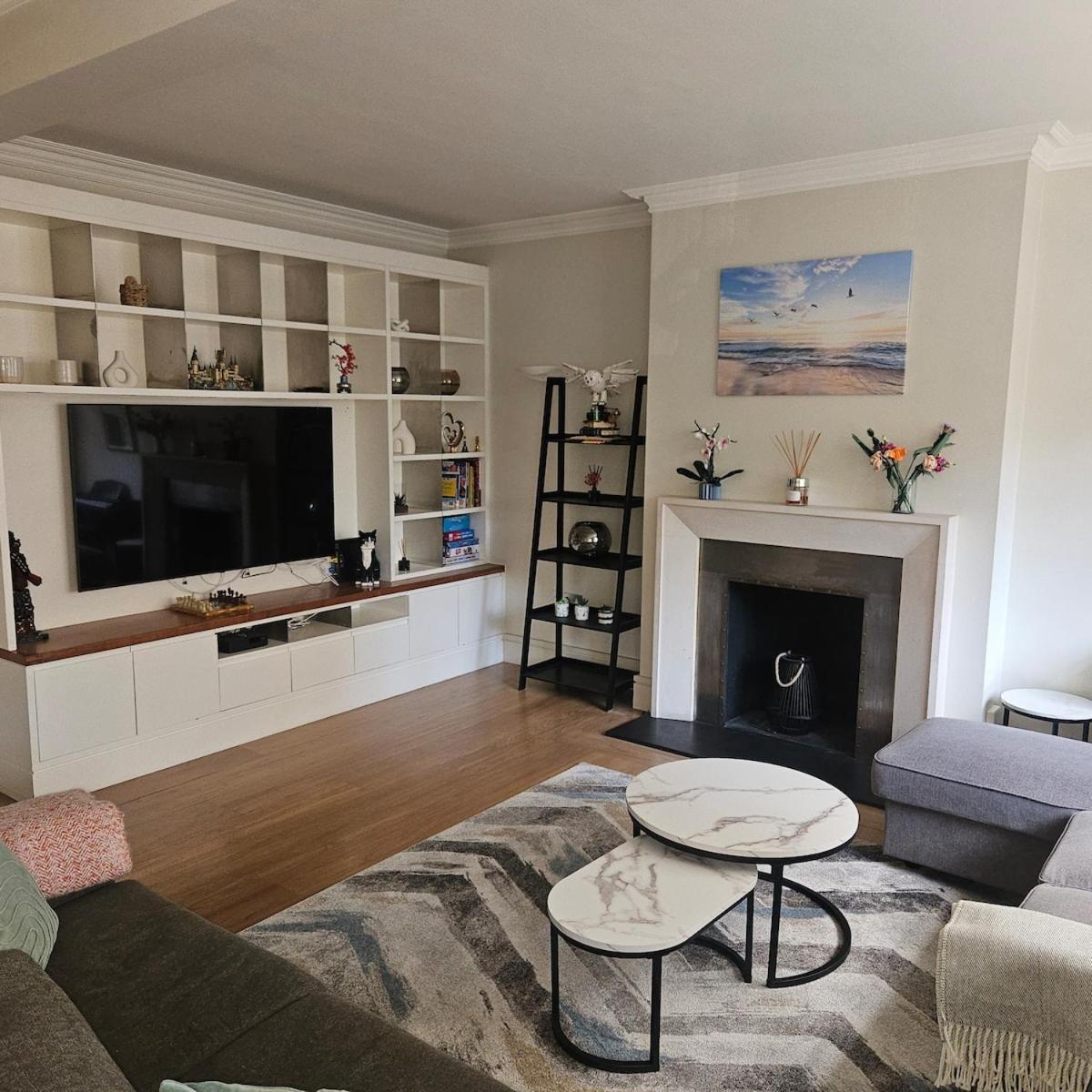 Luxury Three Bedroom In Kensington Apartment London