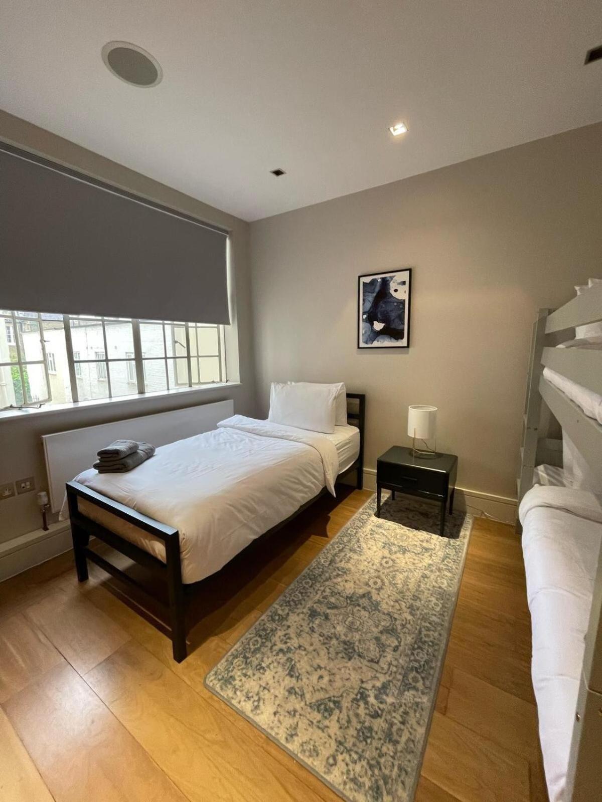 Luxury Three Bedroom In Kensington Apartment