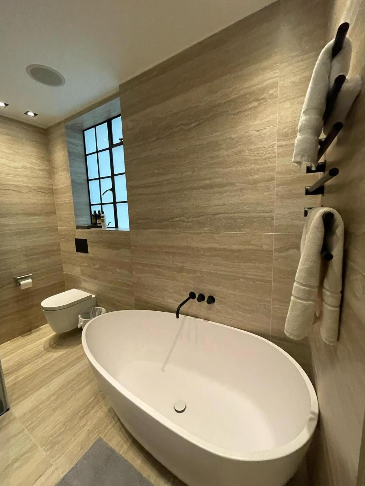 Luxury Three Bedroom In Kensington *